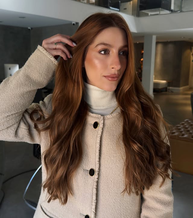 Luiza Diaz, nutricionista, de jaqueta creme e colar dourado